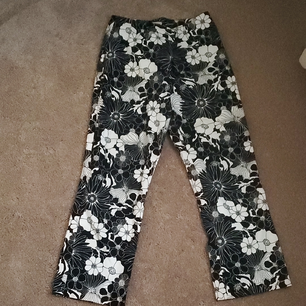 Apostrophe Black and White Floral Capris